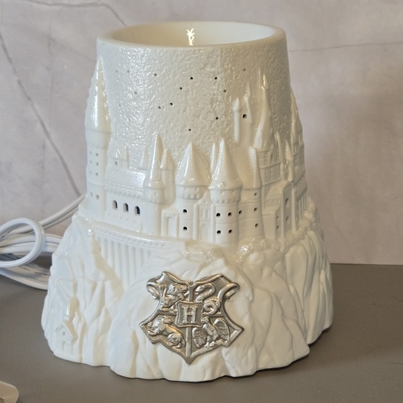 New in box. Scentsy Harry Potter Christmas at Hogwarts Full Size Wax warmer,